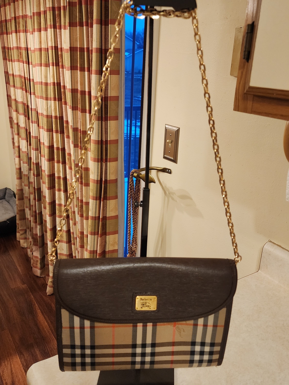 vintage Burberry bag features the classic Nova check canvas pattern